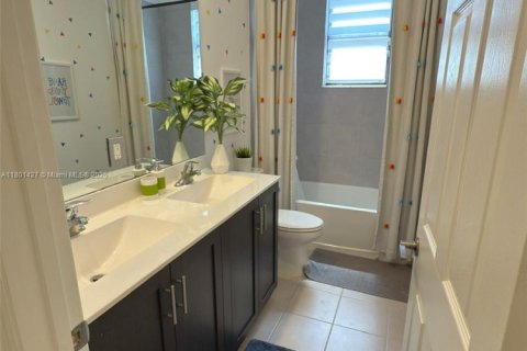 Casa en venta en Hialeah, Florida, 4 dormitorios, 184.88 m2 № 1686176 - foto 14
