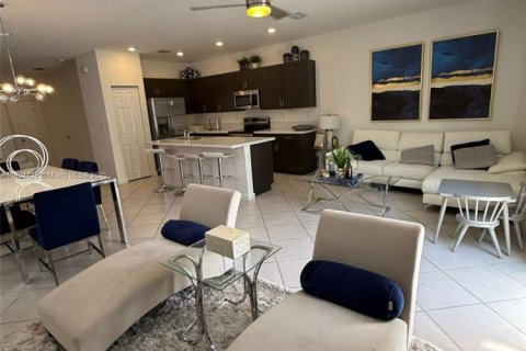 Casa en venta en Hialeah, Florida, 4 dormitorios, 184.88 m2 № 1686176 - foto 6