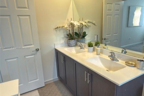 Casa en venta en Hialeah, Florida, 4 dormitorios, 184.88 m2 № 1686176 - foto 25