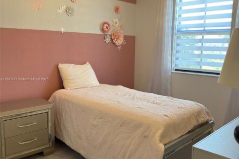 Casa en venta en Hialeah, Florida, 4 dormitorios, 184.88 m2 № 1686176 - foto 12