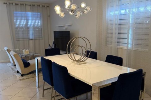 Casa en venta en Hialeah, Florida, 4 dormitorios, 184.88 m2 № 1686176 - foto 3