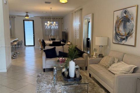 Casa en venta en Hialeah, Florida, 4 dormitorios, 184.88 m2 № 1686176 - foto 2