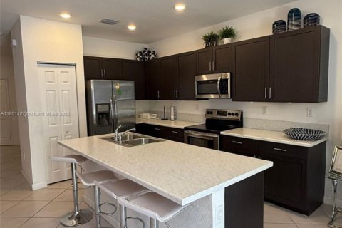 Casa en venta en Hialeah, Florida, 4 dormitorios, 184.88 m2 № 1686176 - foto 4