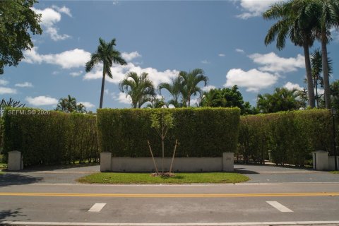 House in North Miami, Florida 5 bedrooms, 264.49 sq.m. № 2382998 - photo 3