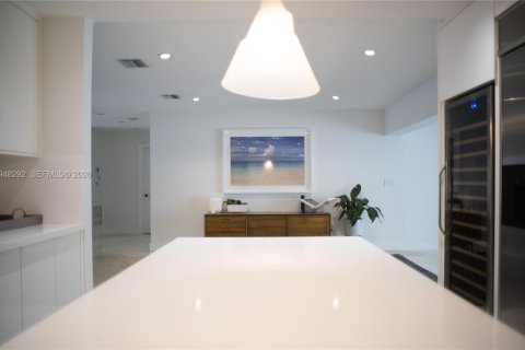 House in North Miami, Florida 5 bedrooms, 264.49 sq.m. № 2382998 - photo 8