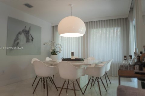 House in North Miami, Florida 5 bedrooms, 264.49 sq.m. № 2382998 - photo 12