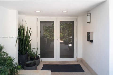 House in North Miami, Florida 5 bedrooms, 264.49 sq.m. № 2382998 - photo 2