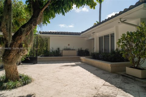 House in North Miami, Florida 5 bedrooms, 264.49 sq.m. № 2382998 - photo 4