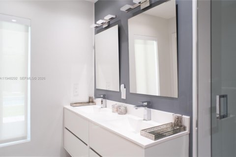 House in North Miami, Florida 5 bedrooms, 264.49 sq.m. № 2382998 - photo 24