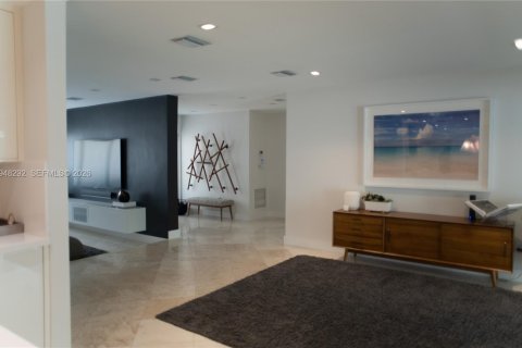 House in North Miami, Florida 5 bedrooms, 264.49 sq.m. № 2382998 - photo 7