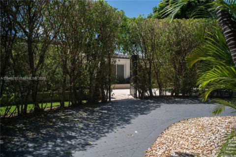 House in North Miami, Florida 5 bedrooms, 264.49 sq.m. № 2382998 - photo 5