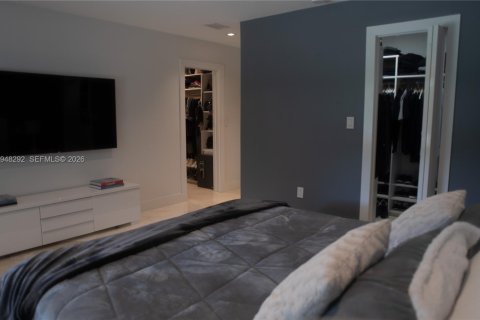 House in North Miami, Florida 5 bedrooms, 264.49 sq.m. № 2382998 - photo 22