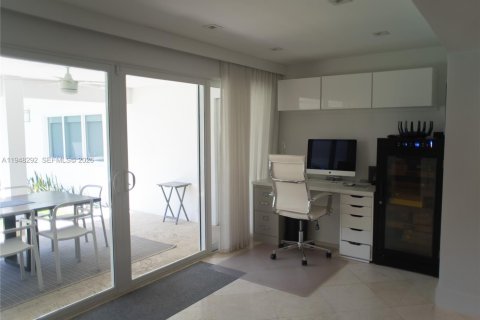 House in North Miami, Florida 5 bedrooms, 264.49 sq.m. № 2382998 - photo 11