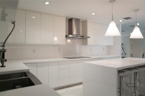 House in North Miami, Florida 5 bedrooms, 264.49 sq.m. № 2382998 - photo 10