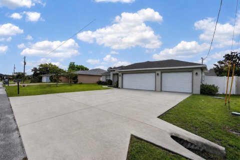 House in Palm Coast, Florida 3 bedrooms, 196.67 sq.m. № 2209144 - photo 4