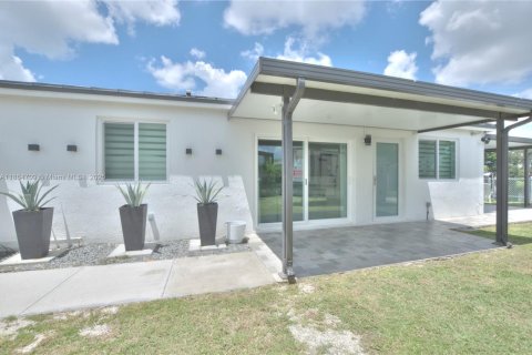 House in Miami, Florida 3 bedrooms, 108.79 sq.m. № 1892732 - photo 2
