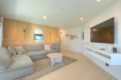 House in Miami, Florida 3 bedrooms, 108.79 sq.m. № 1892732 - photo 4