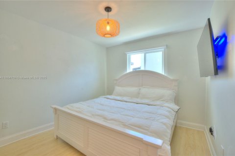 House in Miami, Florida 3 bedrooms, 108.79 sq.m. № 1892732 - photo 9