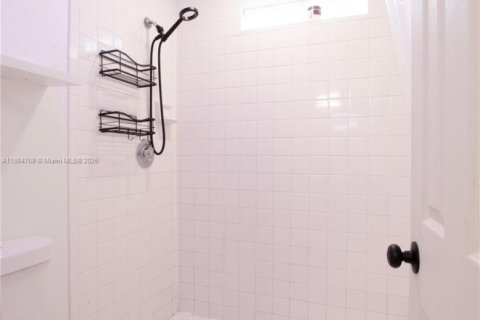 House in Miami, Florida 3 bedrooms, 108.79 sq.m. № 1892732 - photo 8