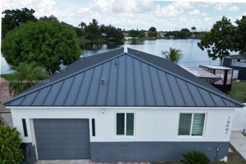House in Miami, Florida 3 bedrooms, 108.79 sq.m. № 1892732 - photo 1