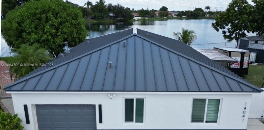 House in Miami, Florida 3 bedrooms, 108.79 sq.m. № 1892732