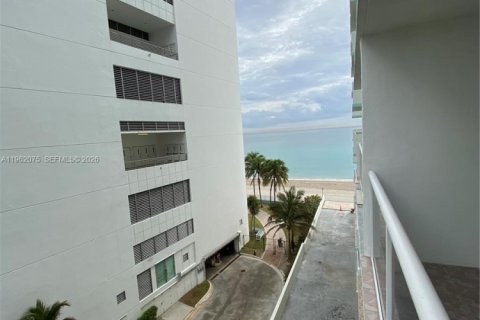 Condominio en venta en Hollywood, Florida, 1 dormitorio, 83.24 m2 № 2023859 - foto 3