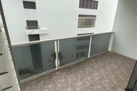 Condominio en venta en Hollywood, Florida, 1 dormitorio, 83.24 m2 № 2023859 - foto 2