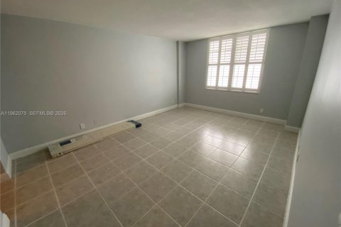 Condominio en venta en Hollywood, Florida, 1 dormitorio, 83.24 m2 № 2023859 - foto 5