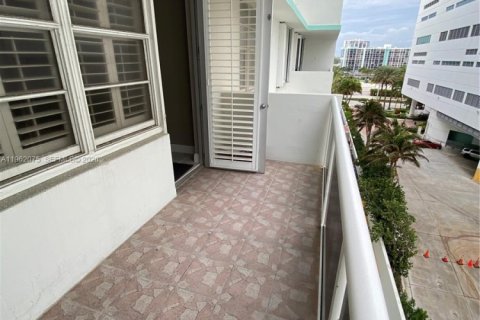 Condominio en venta en Hollywood, Florida, 1 dormitorio, 83.24 m2 № 2023859 - foto 4