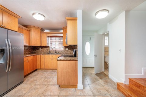 Touwnhouse à louer à Hialeah, Floride: 3 chambres, 120.03 m2 № 2388040 - photo 11