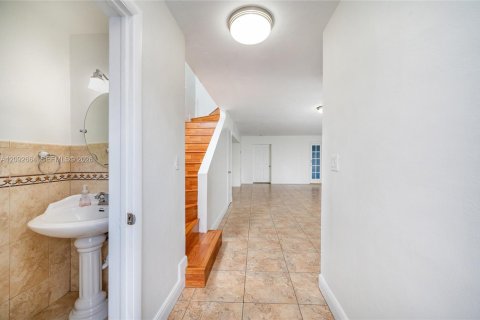 Touwnhouse à louer à Hialeah, Floride: 3 chambres, 120.03 m2 № 2388040 - photo 2