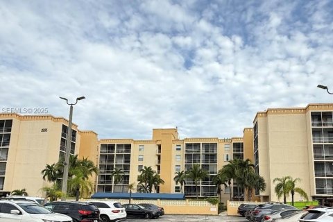 Снять в аренду кондоминиум в Норт-Майами-Бич, Флорида 1 спальня, 71.72м2, № 1992646 - фото 3