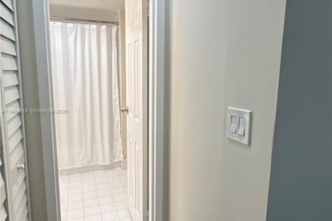 Снять в аренду кондоминиум в Норт-Майами-Бич, Флорида 1 спальня, 71.72м2, № 1992646 - фото 16