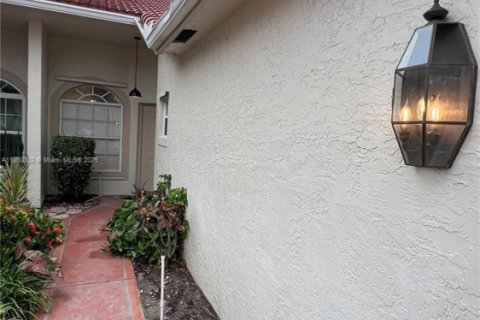 House in Boynton Beach, Florida 2 bedrooms, 136.66 sq.m. № 1857253 - photo 1