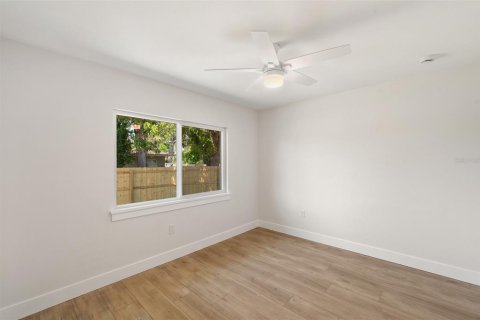 House in Saint Petersburg, Florida 3 bedrooms, 141.95 sq.m. № 1680812 - photo 17