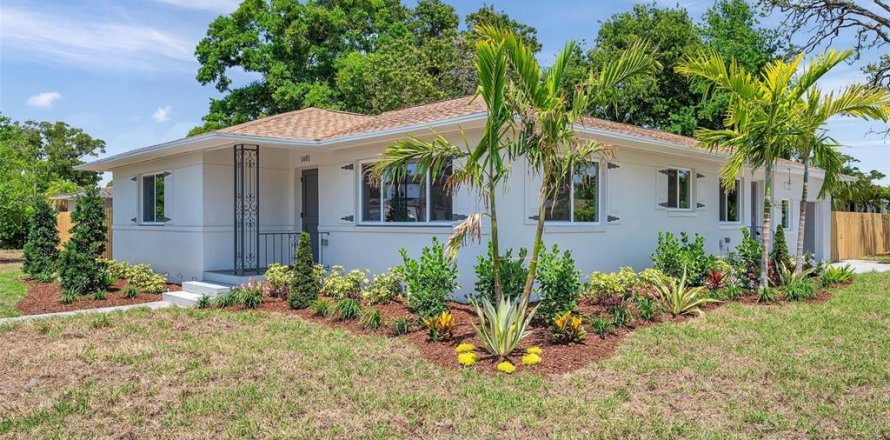 House in Saint Petersburg, Florida 3 bedrooms, 141.95 sq.m. № 1680812
