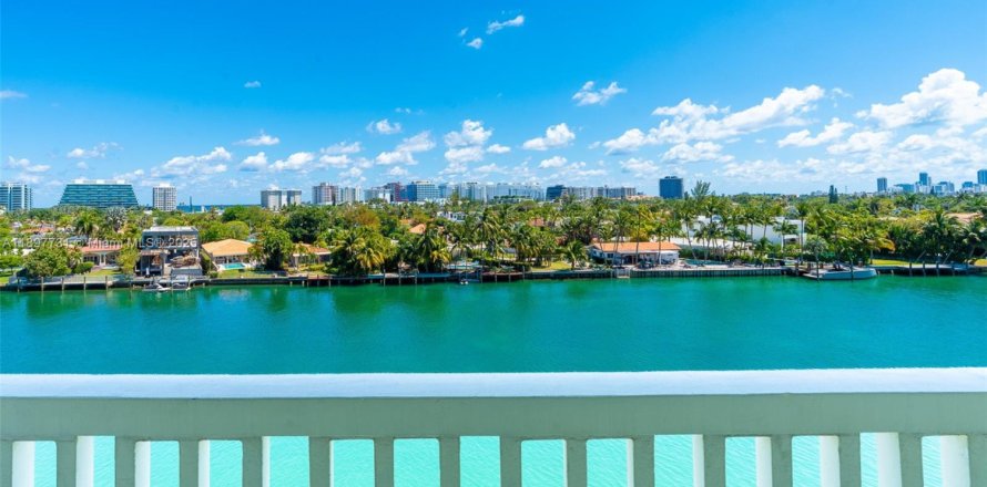Condo in Bay Harbor Islands, Florida, 2 bedrooms № 1948927