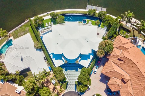 House in Golden Beach, Florida 6 bedrooms, 720.18 sq.m. № 1801106 - photo 3