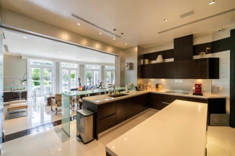 House in Golden Beach, Florida 6 bedrooms, 720.18 sq.m. № 1801106 - photo 19