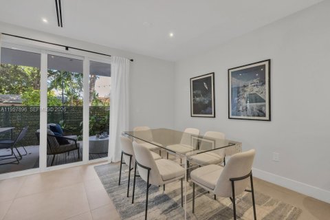 Touwnhouse à vendre à Miami, Floride: 3 chambres, 184.04 m2 № 2017461 - photo 25