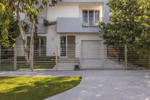 Touwnhouse à vendre à Miami, Floride: 3 chambres, 184.04 m2 № 2017461 - photo 2