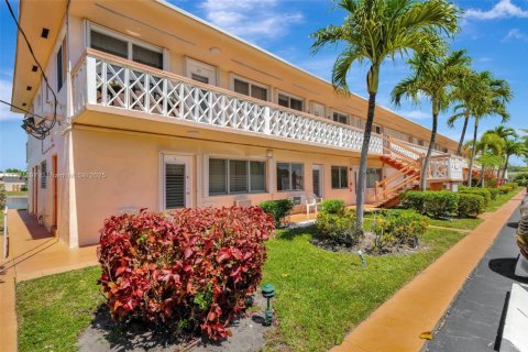 Copropriété à vendre à Hallandale Beach, Floride: 2 chambres, 78.78 m2 № 1730728 - photo 17