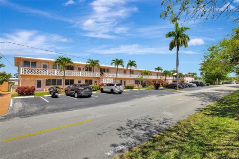 Copropriété à vendre à Hallandale Beach, Floride: 2 chambres, 78.78 m2 № 1730728 - photo 16