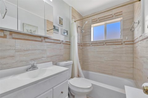 Copropriété à vendre à Hallandale Beach, Floride: 2 chambres, 78.78 m2 № 1730728 - photo 9