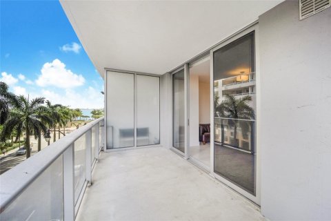Condominio en alquiler en Miami, Florida, 1 dormitorio, 65.96 m2 № 1993637 - foto 3