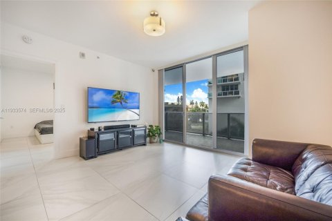 Condominio en alquiler en Miami, Florida, 1 dormitorio, 65.96 m2 № 1993637 - foto 4