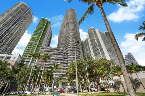 Condominio en alquiler en Miami, Florida, 1 dormitorio, 65.96 m2 № 1993637 - foto 1