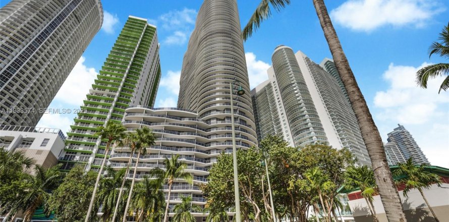 Condominio en Miami, Florida, 1 dormitorio  № 1993637