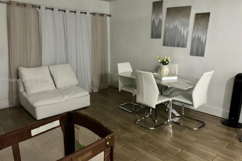 Condominio en alquiler en Hialeah, Florida, 2 dormitorios, 87.33 m2 № 2011763 - foto 2