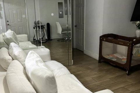Condominio en Hialeah, Florida, 2 dormitorios  № 2011763